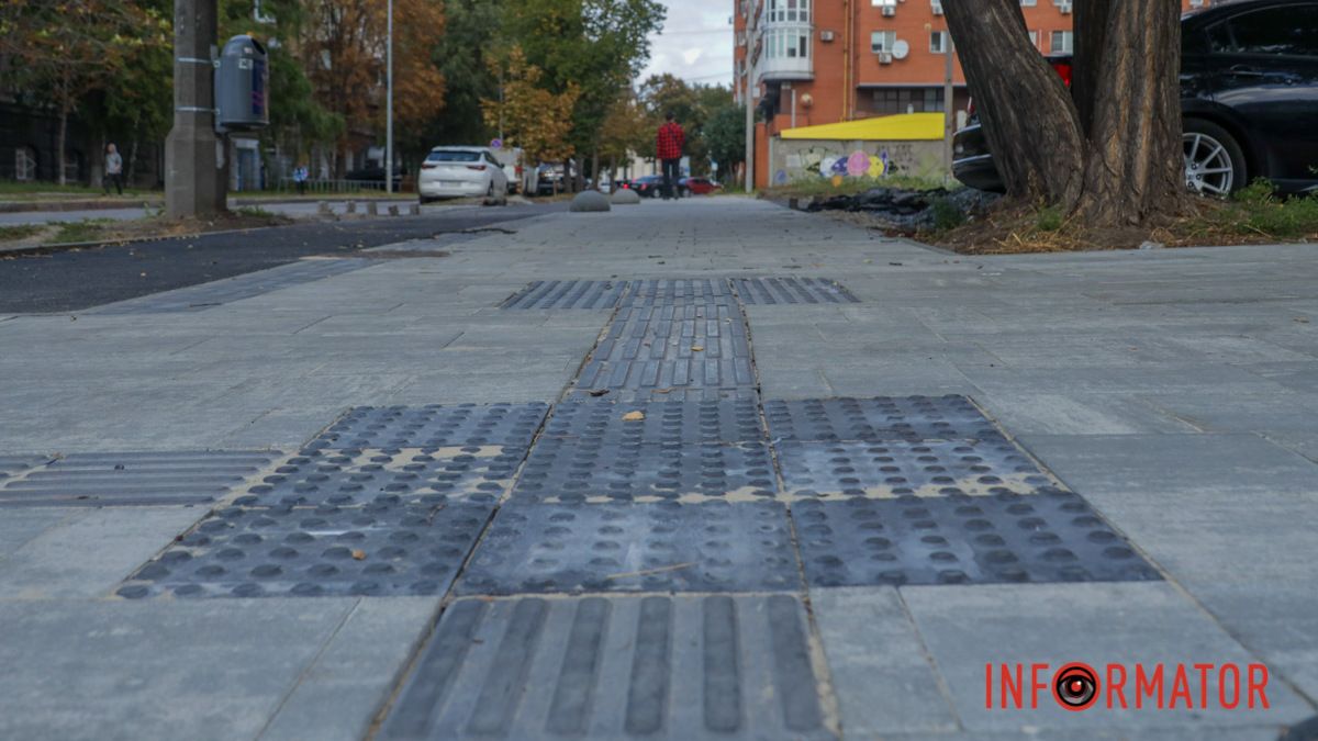 В Днепре на Князя Владимира Великого завершили ремонт тротуара с велодорожкой, но "по-украински"