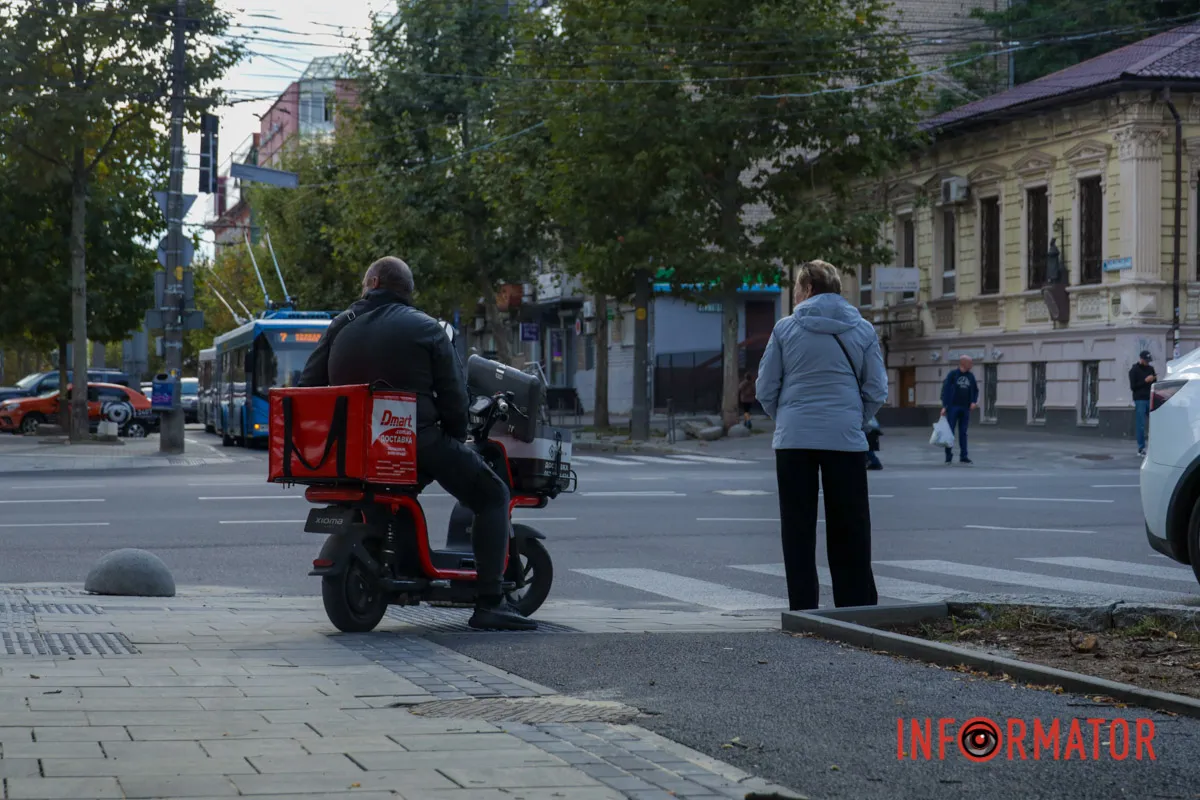 В Днепре на Князя Владимира Великого завершили ремонт тротуара с велодорожкой, но "по-украински" 9