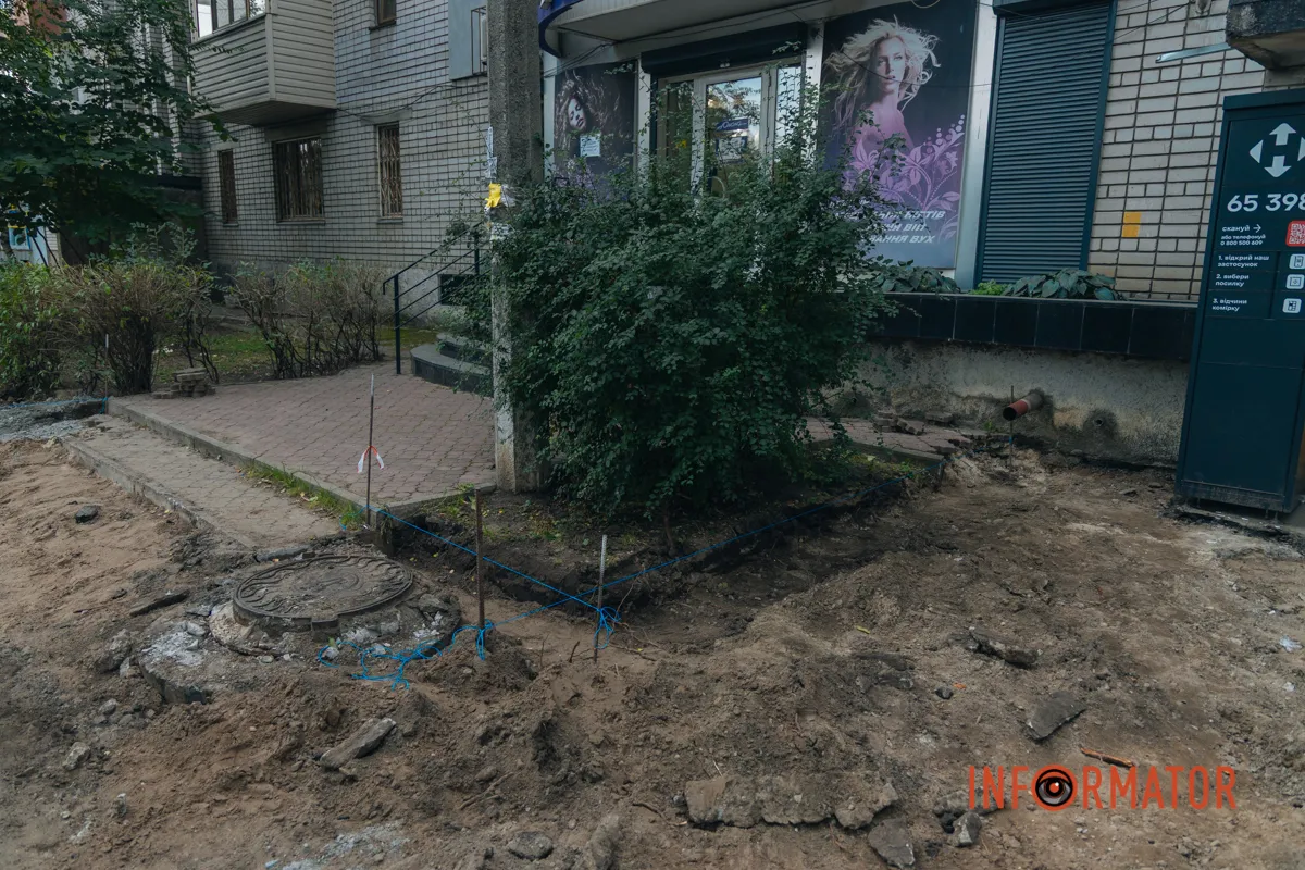 Уздовж пішохідної доріжки викопали траншеї для встановлення нових бордюрів