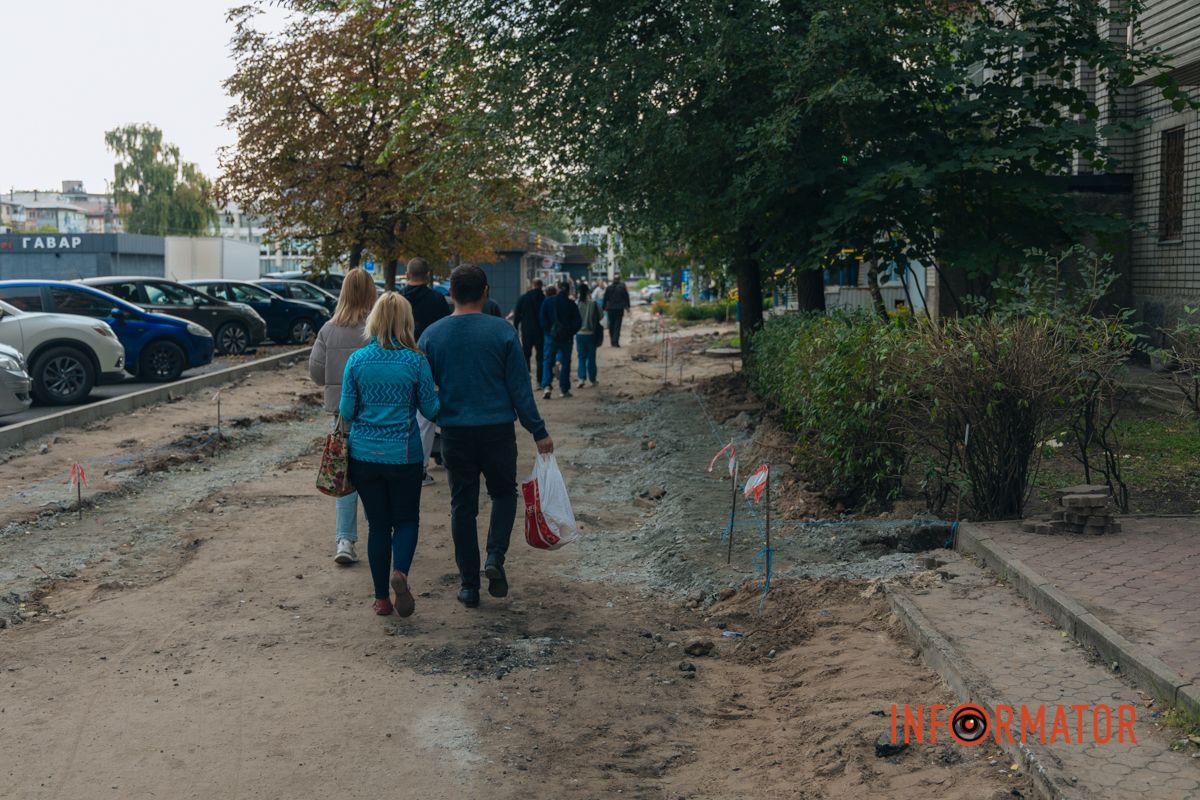 Тут розмітили території спеціальними кілочками та стрічками