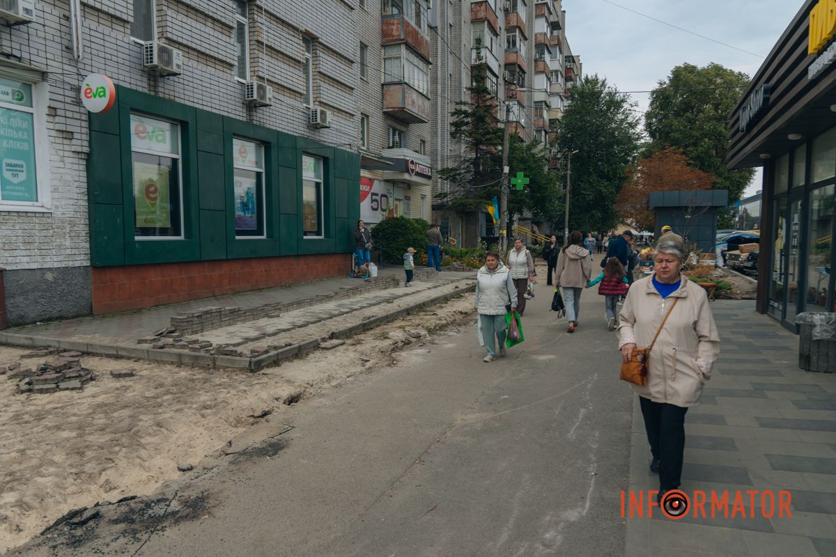 Попри проведення ремонтних робіт, місцеві мешканці продовжують користуватися цією ділянкою для проходу