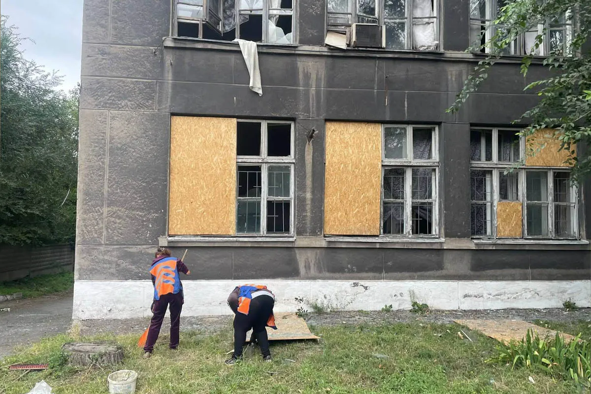 Вивезли близько 5 тонн уламків та скла