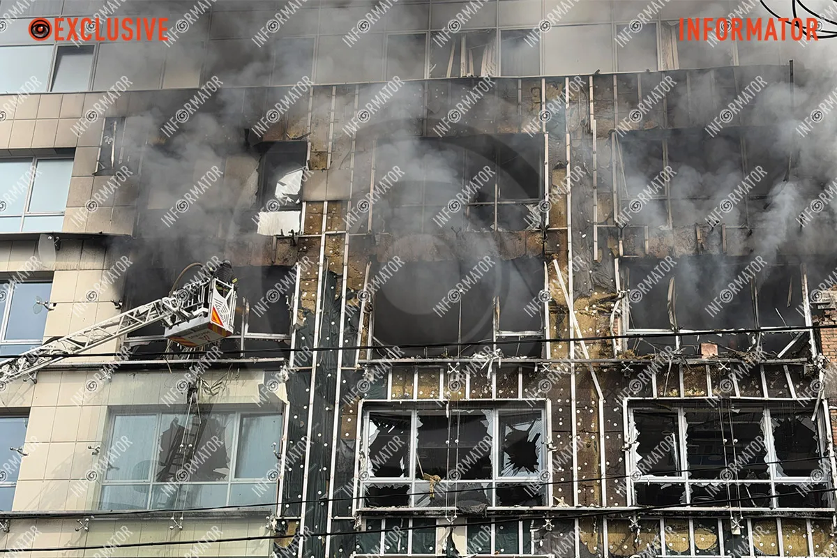 Частина будівлі сильно пошкоджена