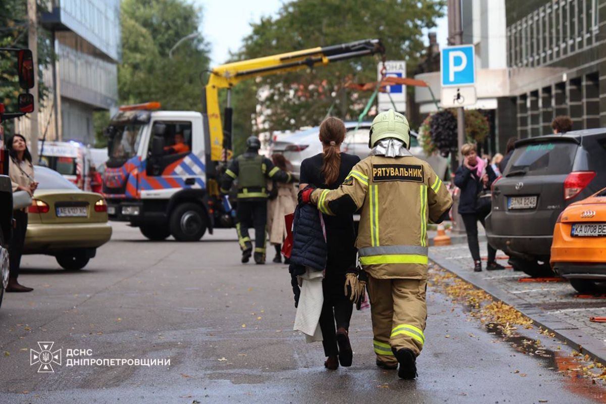 Людей в верхніх поверхів забирали автодрабиною