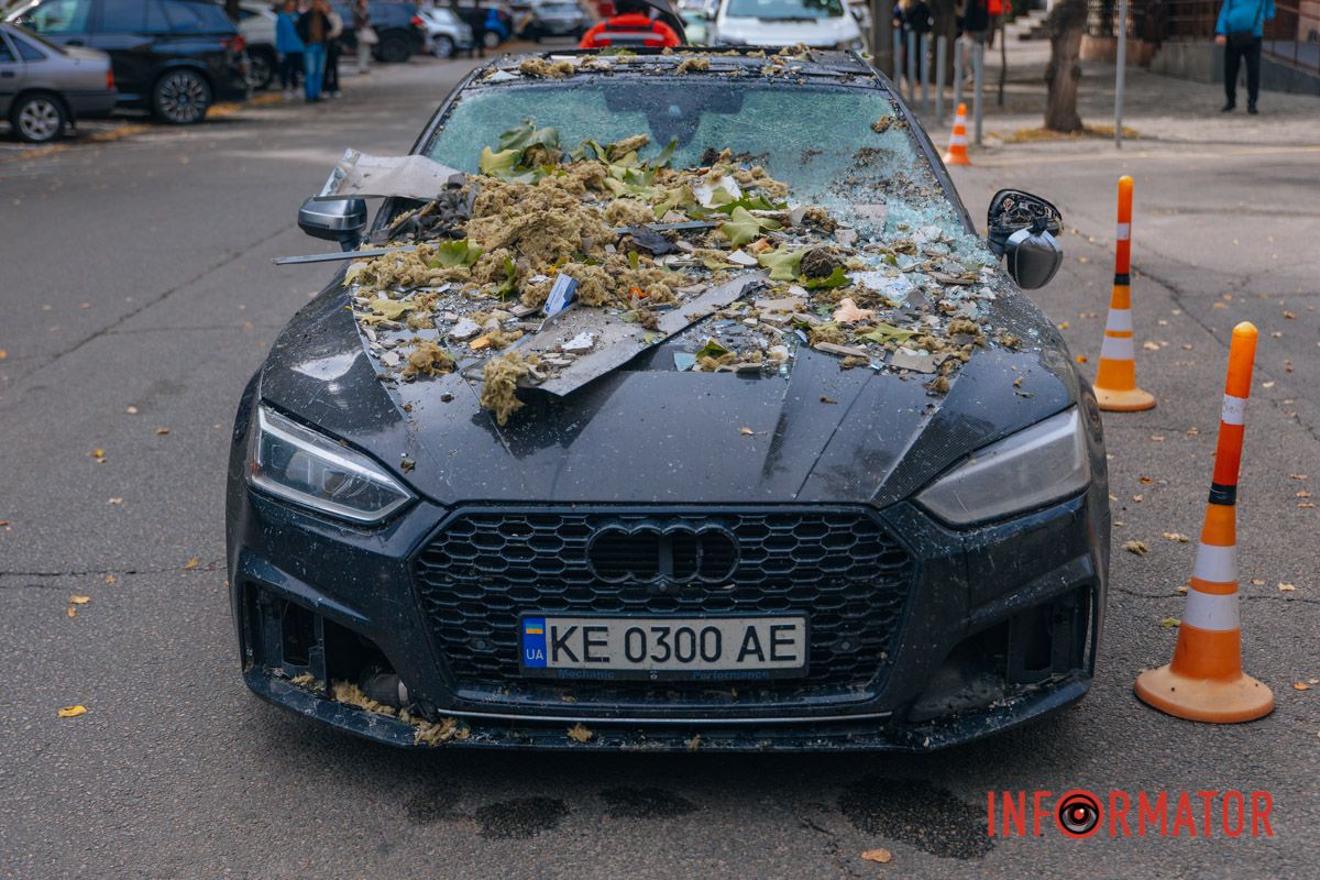  Поряд –  житлові будинки, парк, бібліотека, офіси, магазини