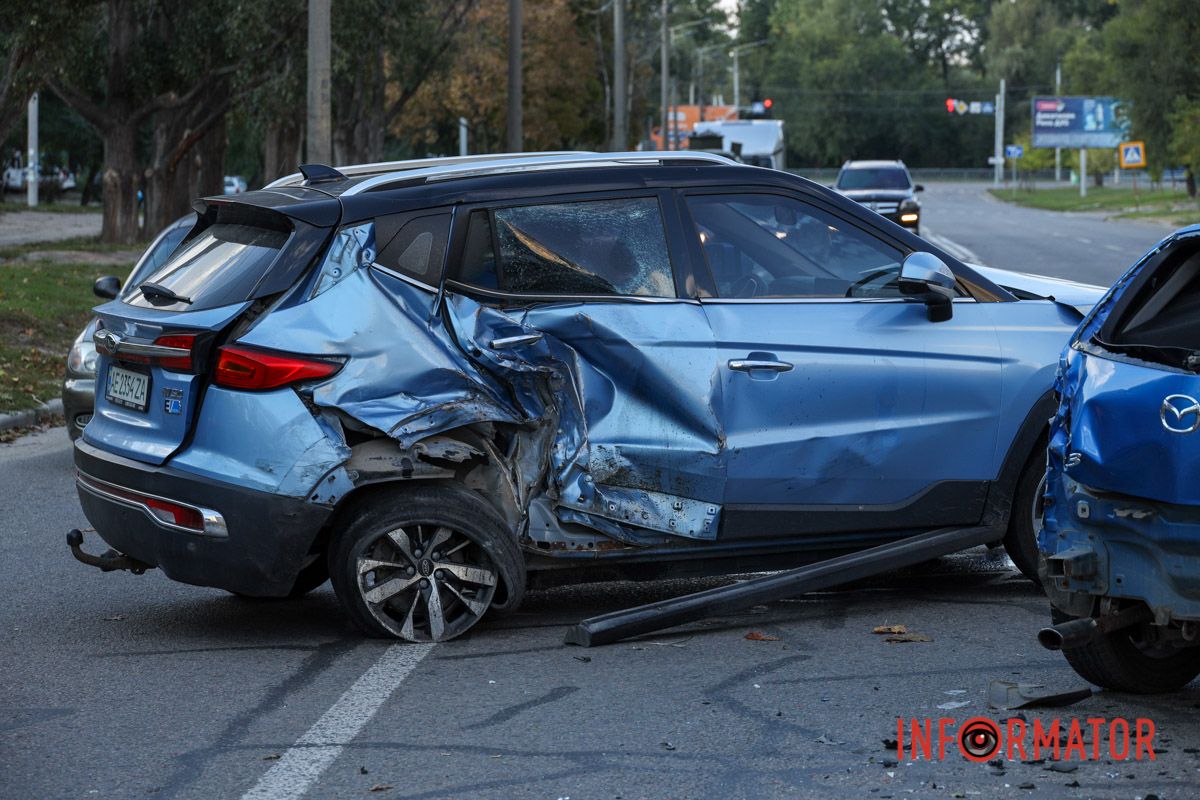 У Дніпрі на Метробудівській зіткнулись Mitsubishi, Mazda, Jac та Peugeot: рух ускладнено 25
