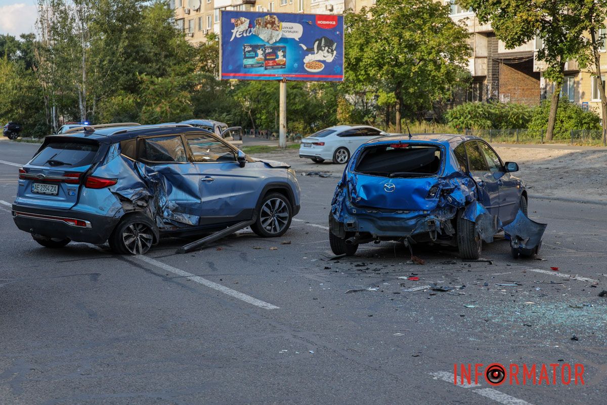 У Дніпрі на Метробудівській зіткнулись Mitsubishi, Mazda, Jac та Peugeot: рух ускладнено 26