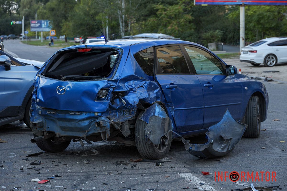 У Дніпрі на Метробудівській зіткнулись Mitsubishi, Mazda, Jac та Peugeot: рух ускладнено 27