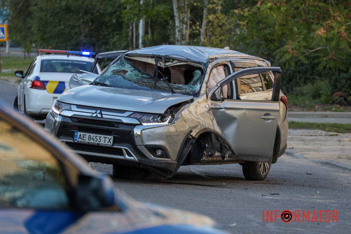 У Дніпрі на Метробудівській зіткнулись Mitsubishi, Mazda, Jac та Peugeot: рух ускладнено 1