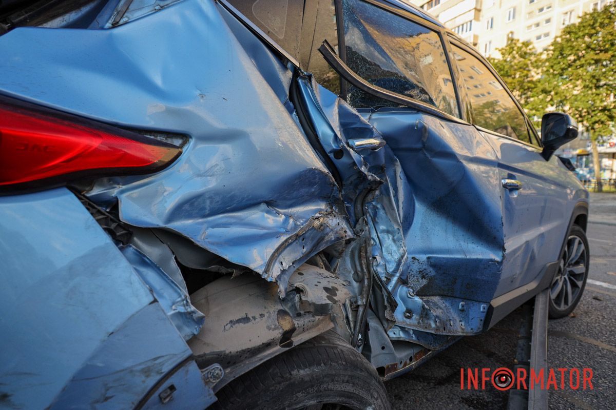 У Дніпрі на Метробудівській зіткнулись Mitsubishi, Mazda, Jac та Peugeot: рух ускладнено 6