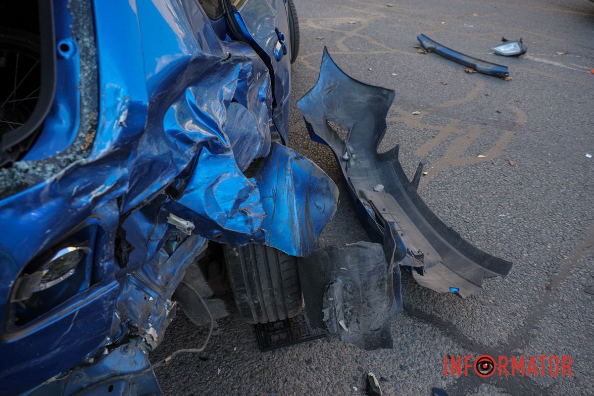 У Дніпрі на Метробудівській зіткнулись Mitsubishi, Mazda, Jac та Peugeot: рух ускладнено 12