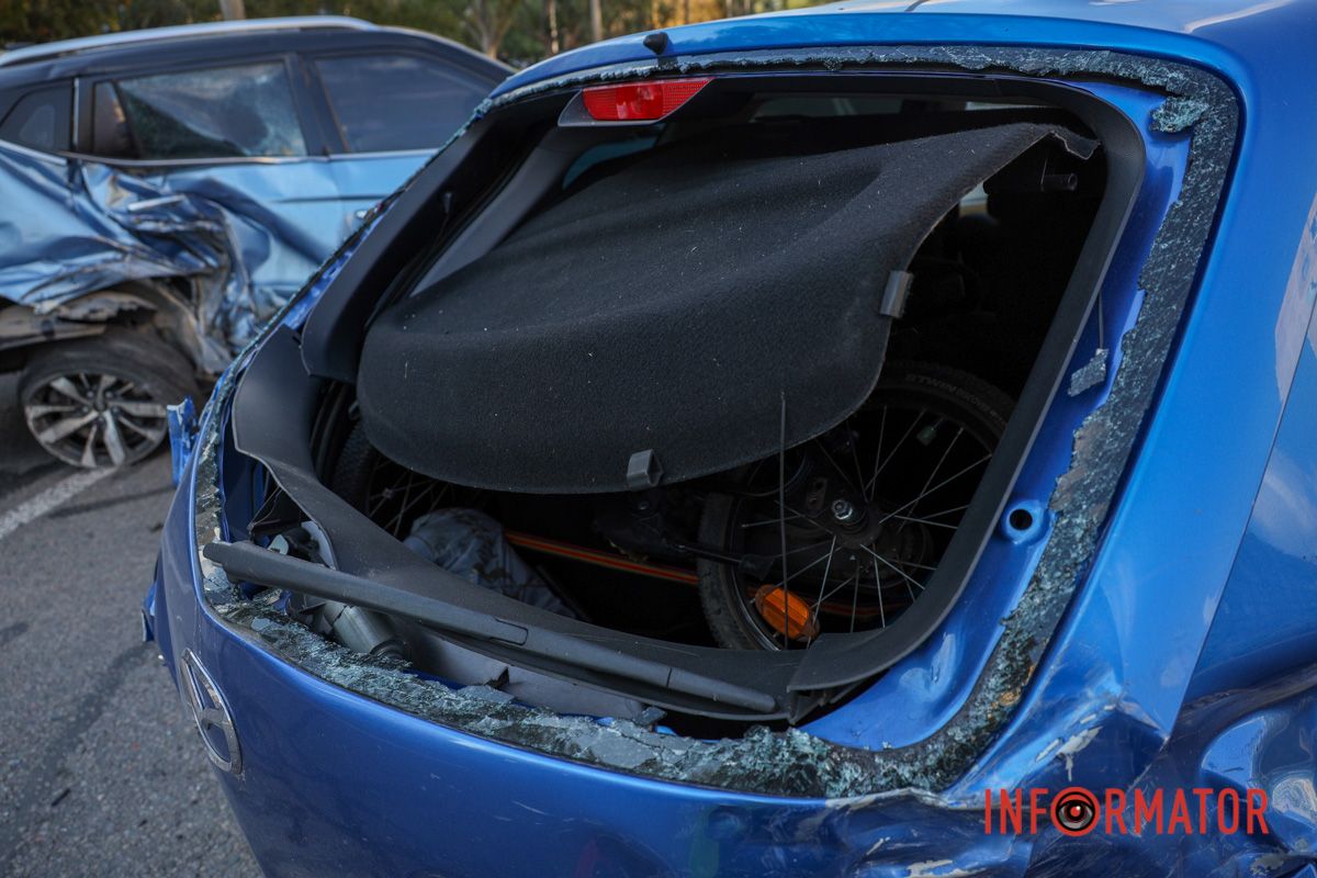 У Дніпрі на Метробудівській зіткнулись Mitsubishi, Mazda, Jac та Peugeot: рух ускладнено 2