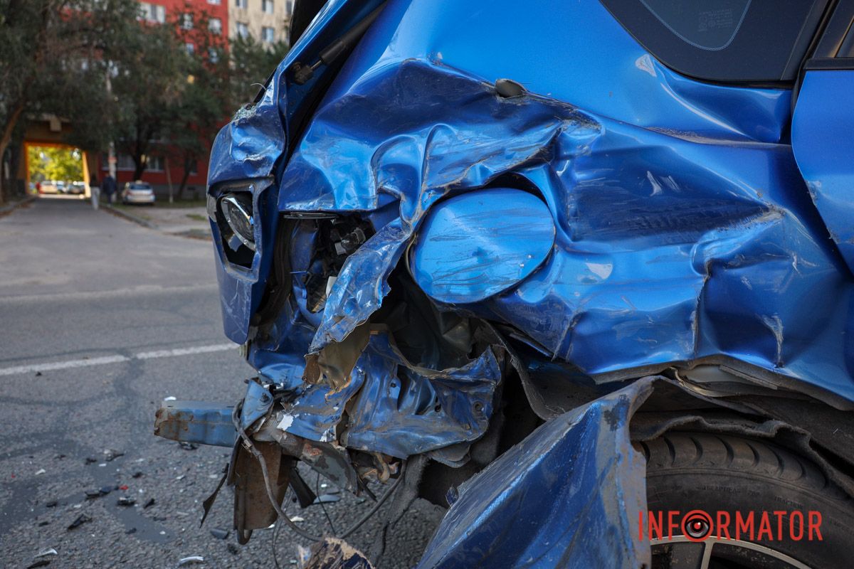 У Дніпрі на Метробудівській зіткнулись Mitsubishi, Mazda, Jac та Peugeot: рух ускладнено 5