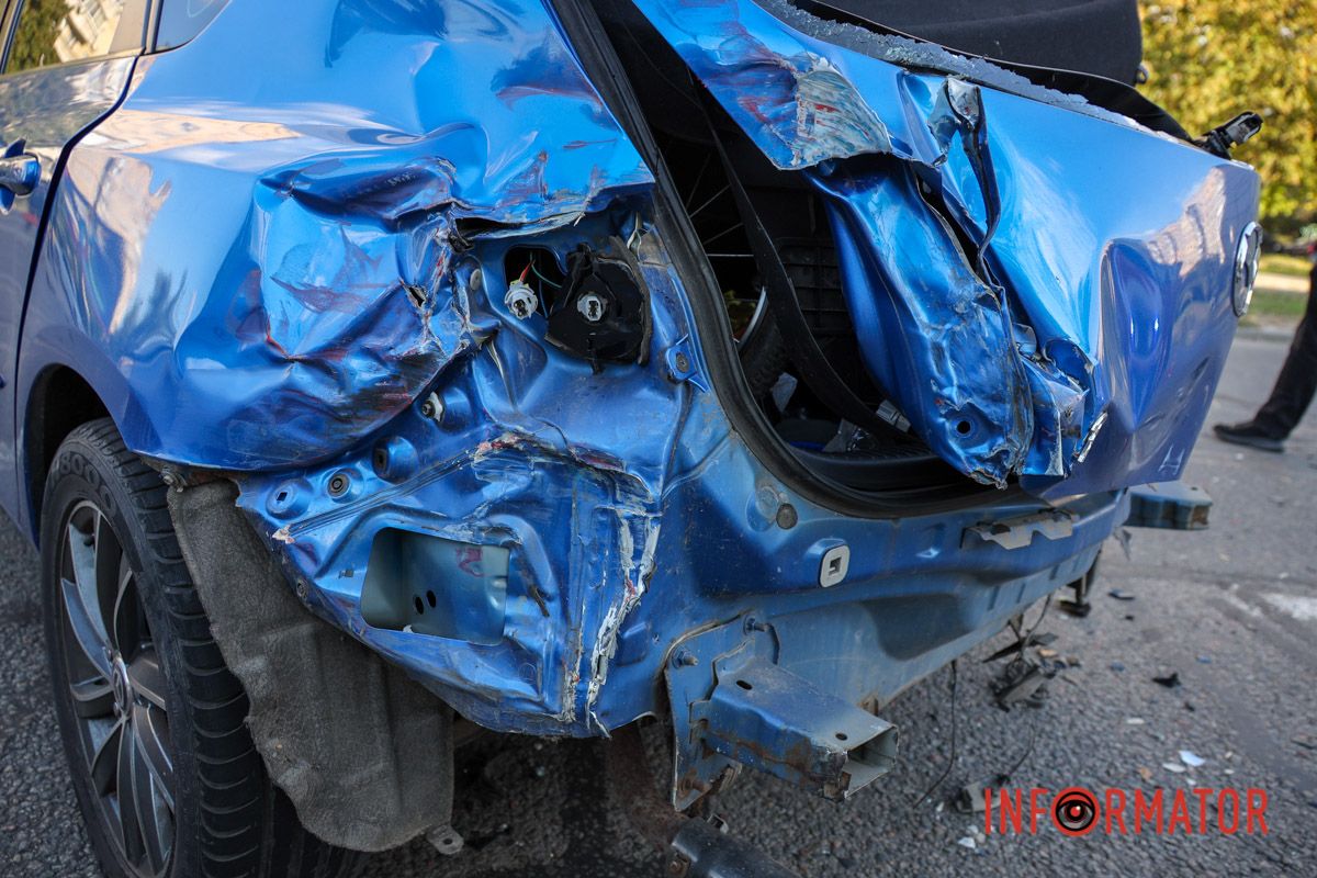 У Дніпрі на Метробудівській зіткнулись Mitsubishi, Mazda, Jac та Peugeot: рух ускладнено 11