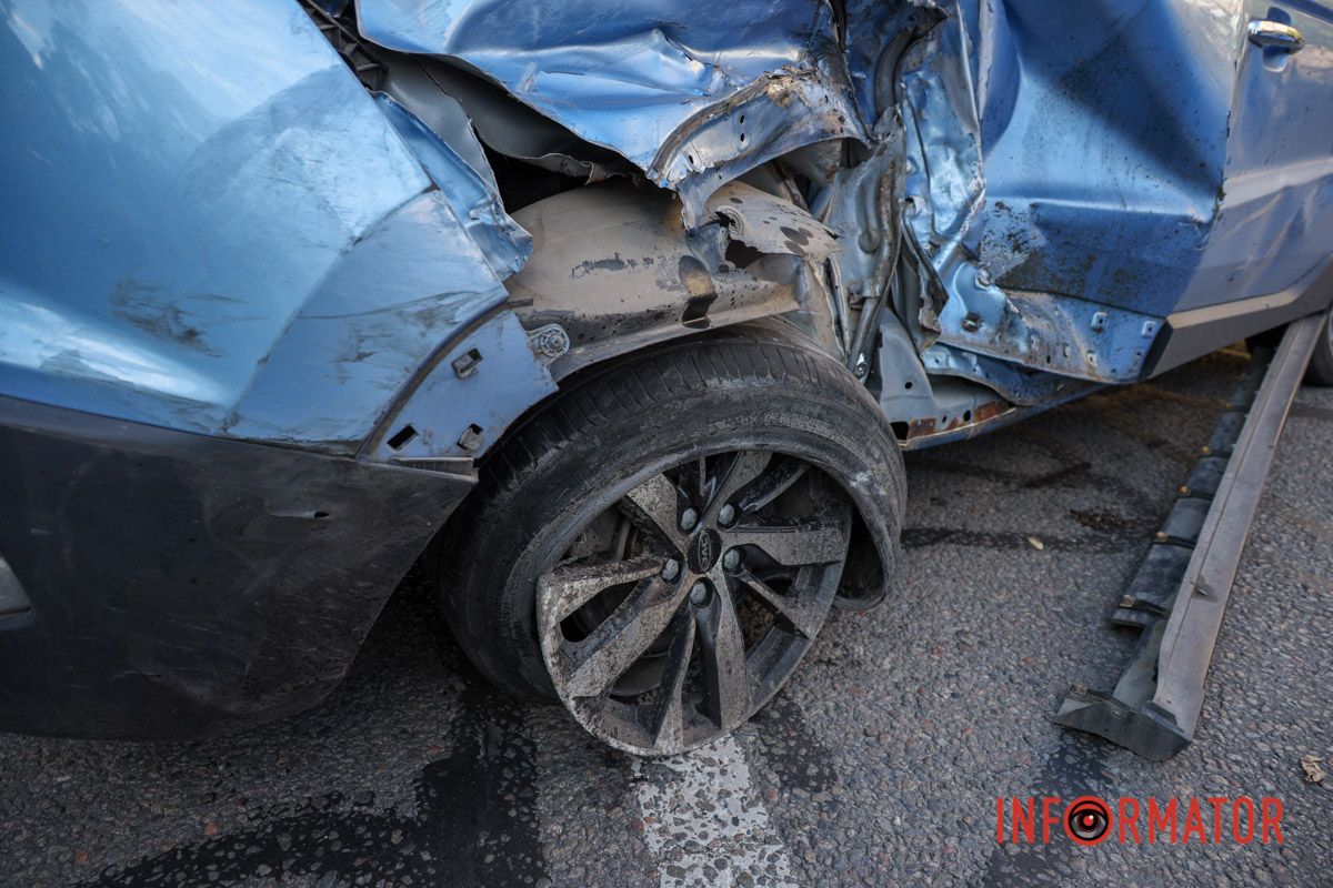 У Дніпрі на Метробудівській зіткнулись Mitsubishi, Mazda, Jac та Peugeot: рух ускладнено 15