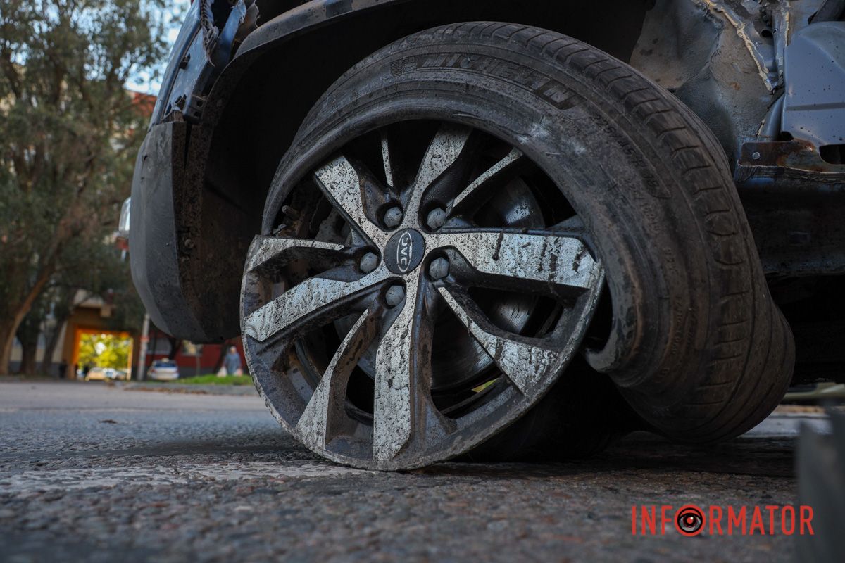У Дніпрі на Метробудівській зіткнулись Mitsubishi, Mazda, Jac та Peugeot: рух ускладнено 3