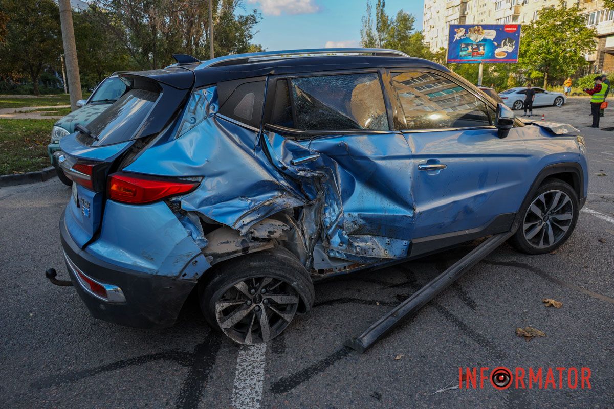 У Дніпрі на Метробудівській зіткнулись Mitsubishi, Mazda, Jac та Peugeot: рух ускладнено 4