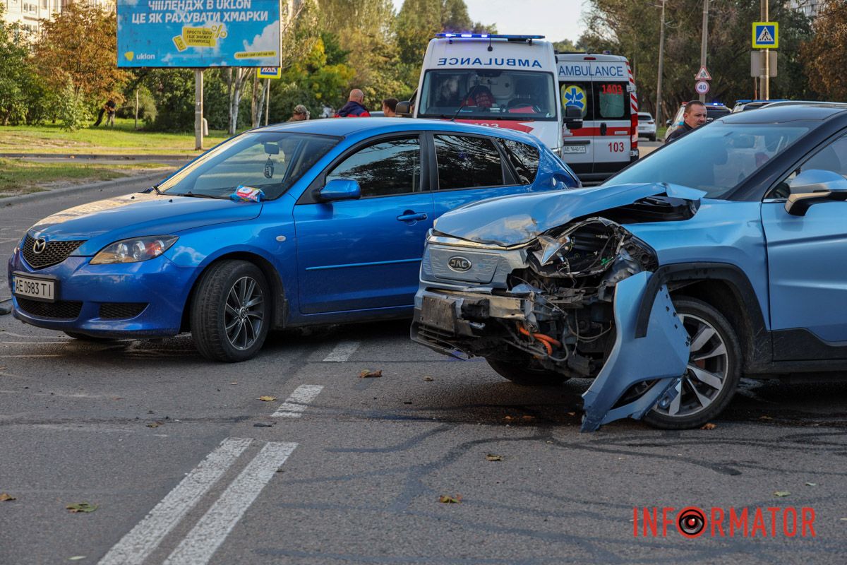 У Дніпрі на Метробудівській зіткнулись Mitsubishi, Mazda, Jac та Peugeot: рух ускладнено 9