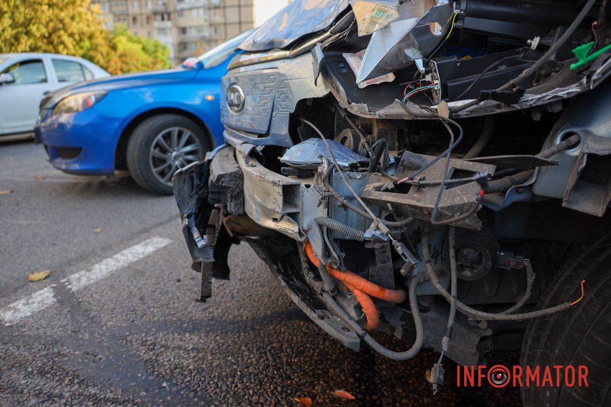 У Дніпрі на Метробудівській зіткнулись Mitsubishi, Mazda, Jac та Peugeot: рух ускладнено 10