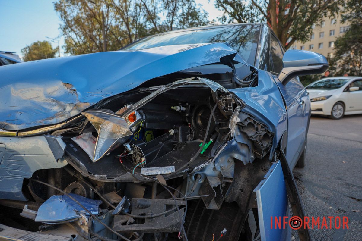 У Дніпрі на Метробудівській зіткнулись Mitsubishi, Mazda, Jac та Peugeot: рух ускладнено 14