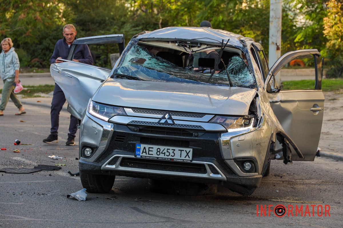 У Дніпрі на Метробудівській зіткнулись Mitsubishi, Mazda, Jac та Peugeot: рух ускладнено 28