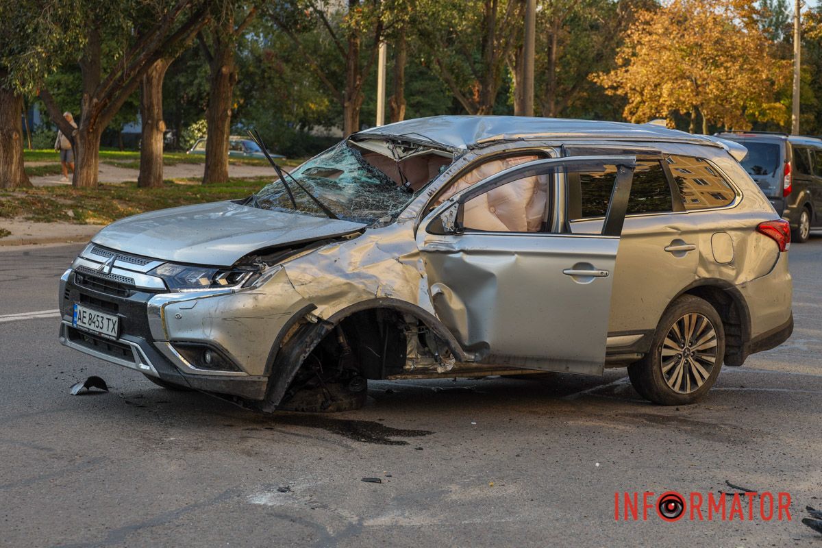 У Дніпрі на Метробудівській зіткнулись Mitsubishi, Mazda, Jac та Peugeot: рух ускладнено 33