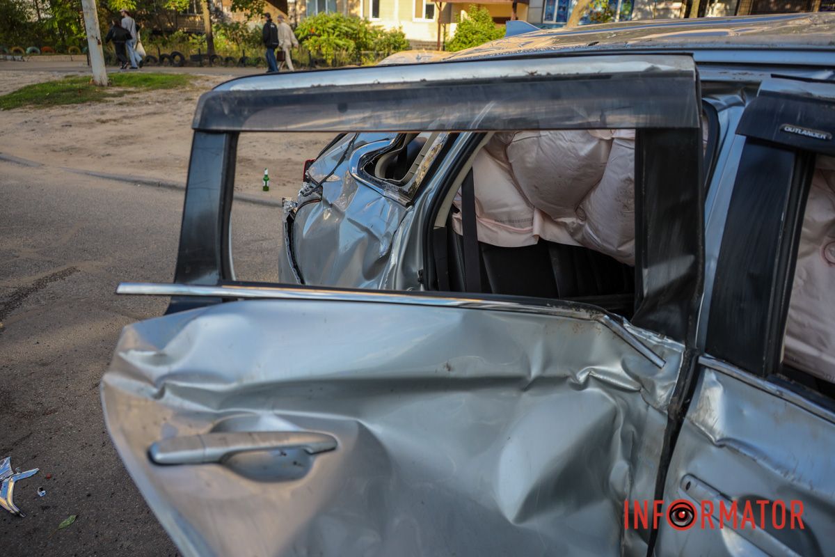 У Дніпрі на Метробудівській зіткнулись Mitsubishi, Mazda, Jac та Peugeot: рух ускладнено 21
