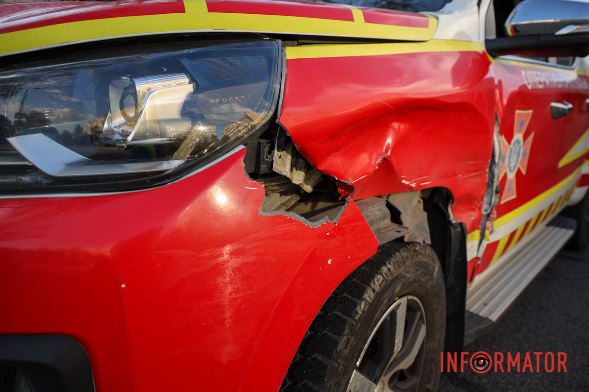 У Дніпрі на Метробудівській зіткнулись Mitsubishi, Mazda, Jac та Peugeot: рух ускладнено 17