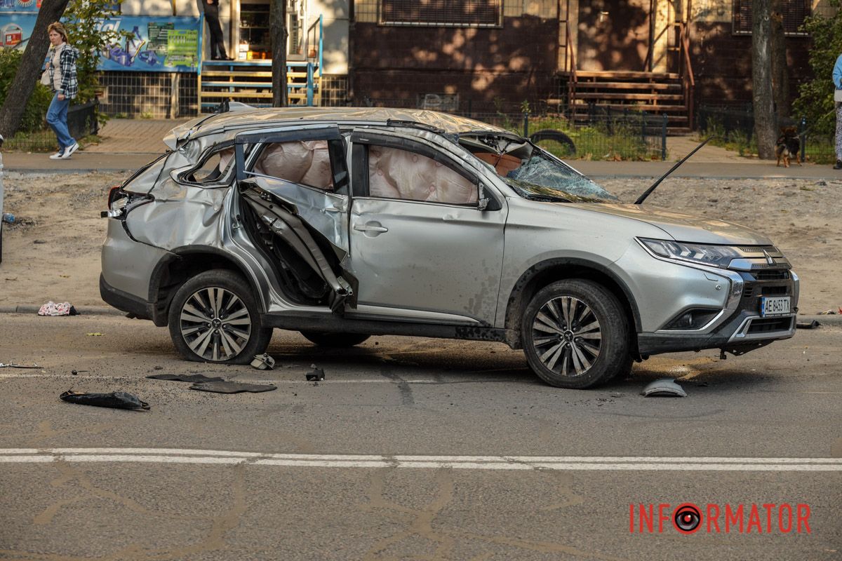 У Дніпрі на Метробудівській зіткнулись Mitsubishi, Mazda, Jac та Peugeot: рух ускладнено 30