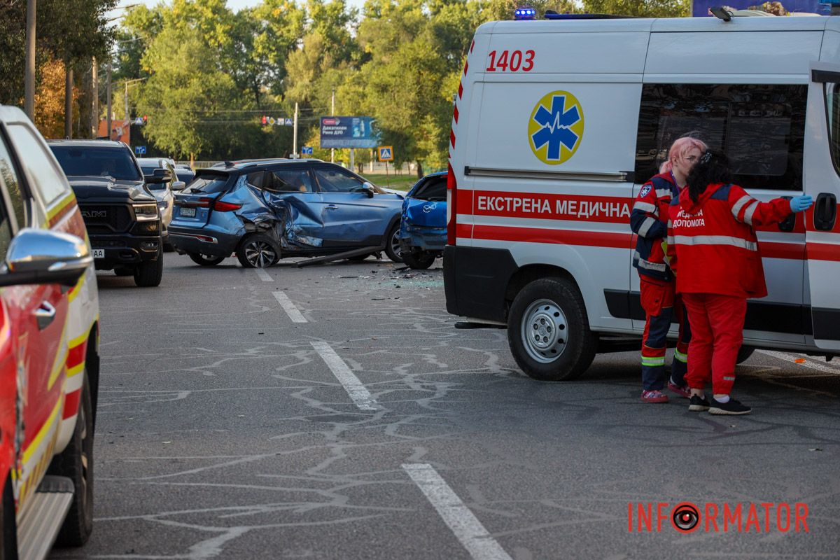 У Дніпрі на Метробудівській зіткнулись Mitsubishi, Mazda, Jac та Peugeot: рух ускладнено 16