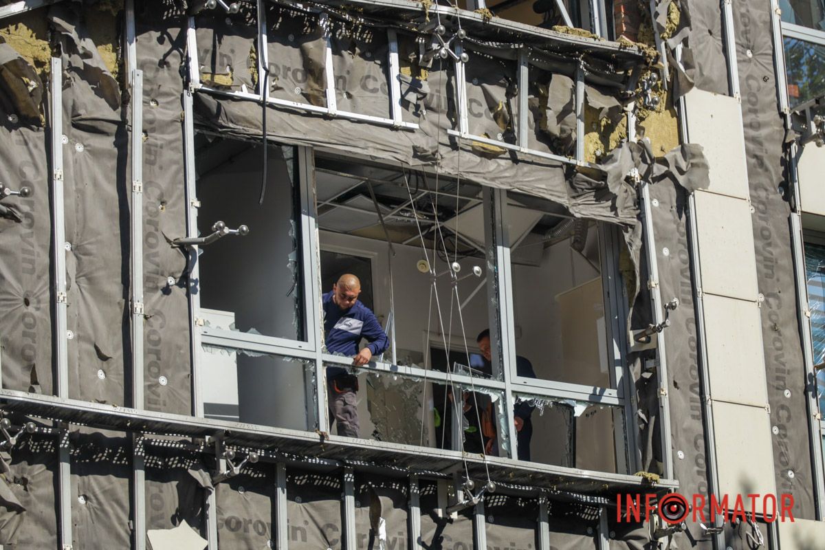 У день атаки на місці події працювали екстрені служби Що відбувається у центрі Дніпра на місці російської атаки 28 вересня 6
