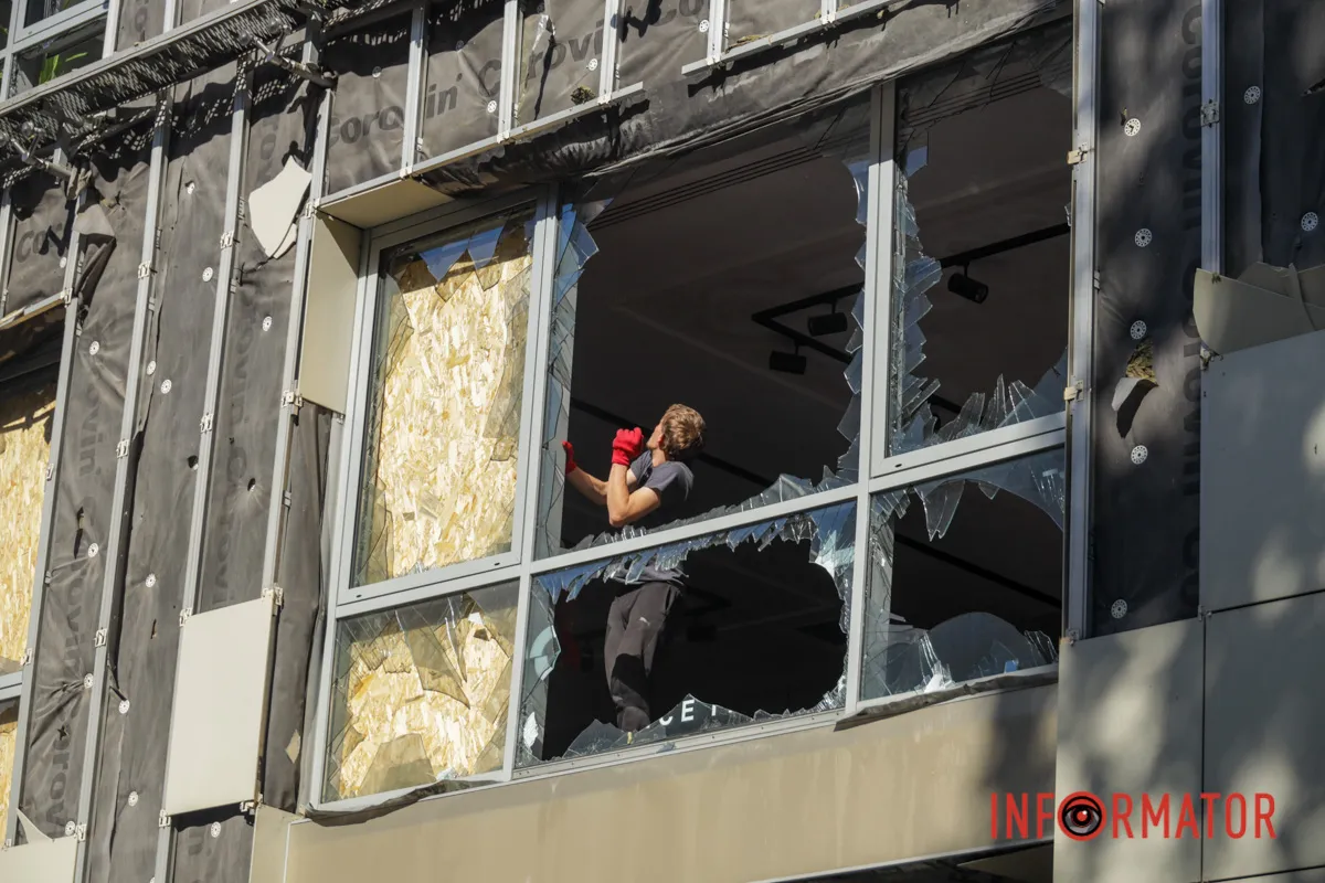 Територія поблизу будівлі огороджена стрічкою Що відбувається у центрі Дніпра на місці російської атаки 28 вересня 8