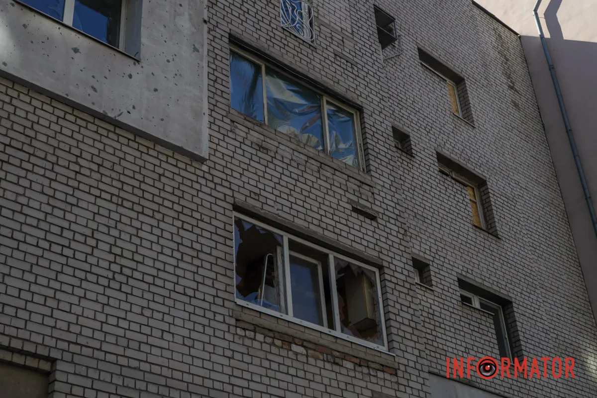 У будинку навпроти досі видно вибиті вікна Що відбувається у центрі Дніпра на місці російської атаки 28 вересня 11