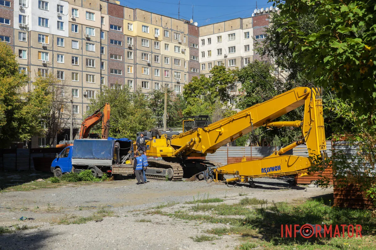 У Дніпрі на Набережній Перемоги стартував демонтаж частини дому, в який влучив російський дрон 15