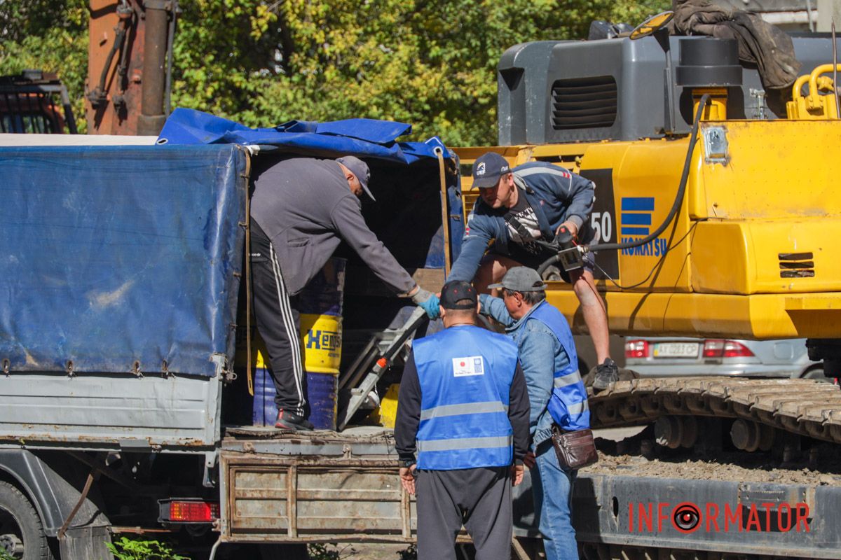 У Дніпрі на Набережній Перемоги стартував демонтаж частини дому, в який влучив російський дрон 17