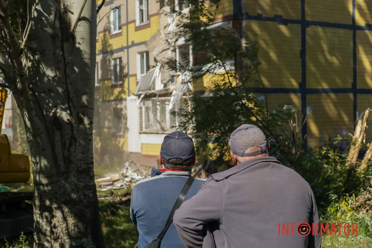 У Дніпрі на Набережній Перемоги стартував демонтаж частини дому, в який влучив російський дрон 23