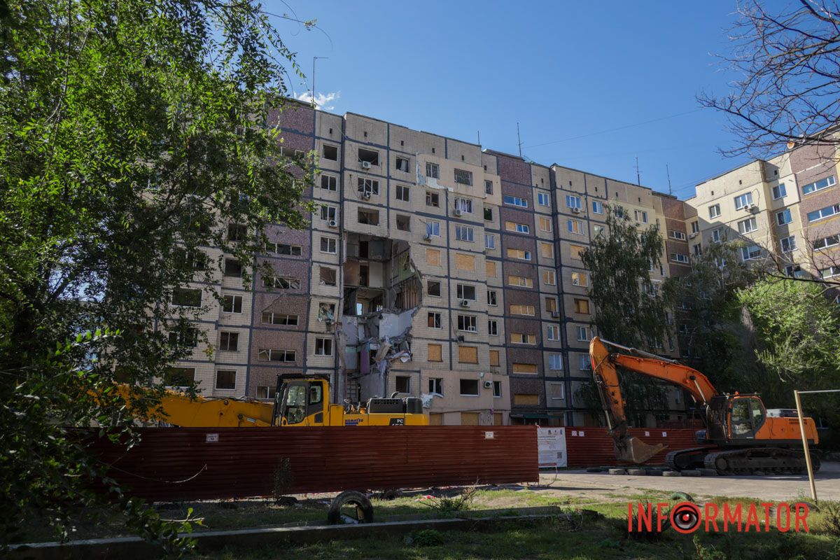 У Дніпрі на Набережній Перемоги стартував демонтаж частини дому, в який влучив російський дрон 25
