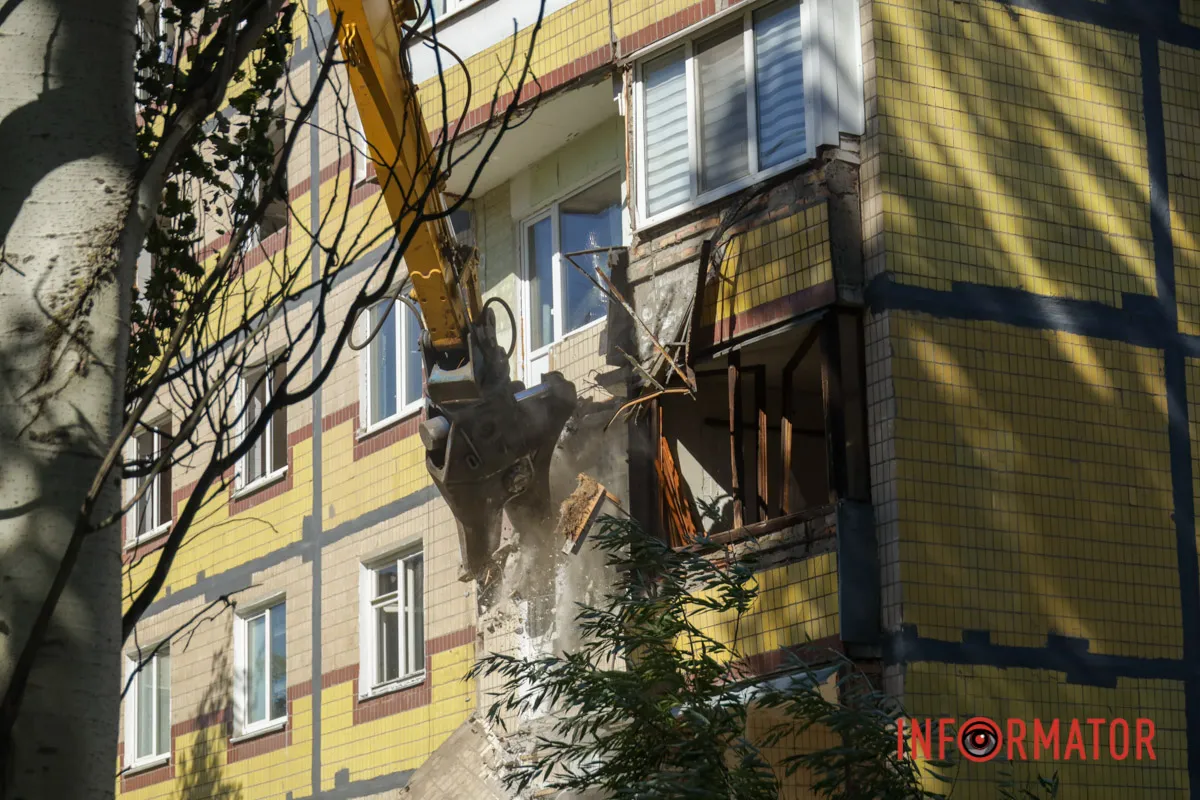 У Дніпрі на Набережній Перемоги стартував демонтаж частини дому, в який влучив російський дрон 28