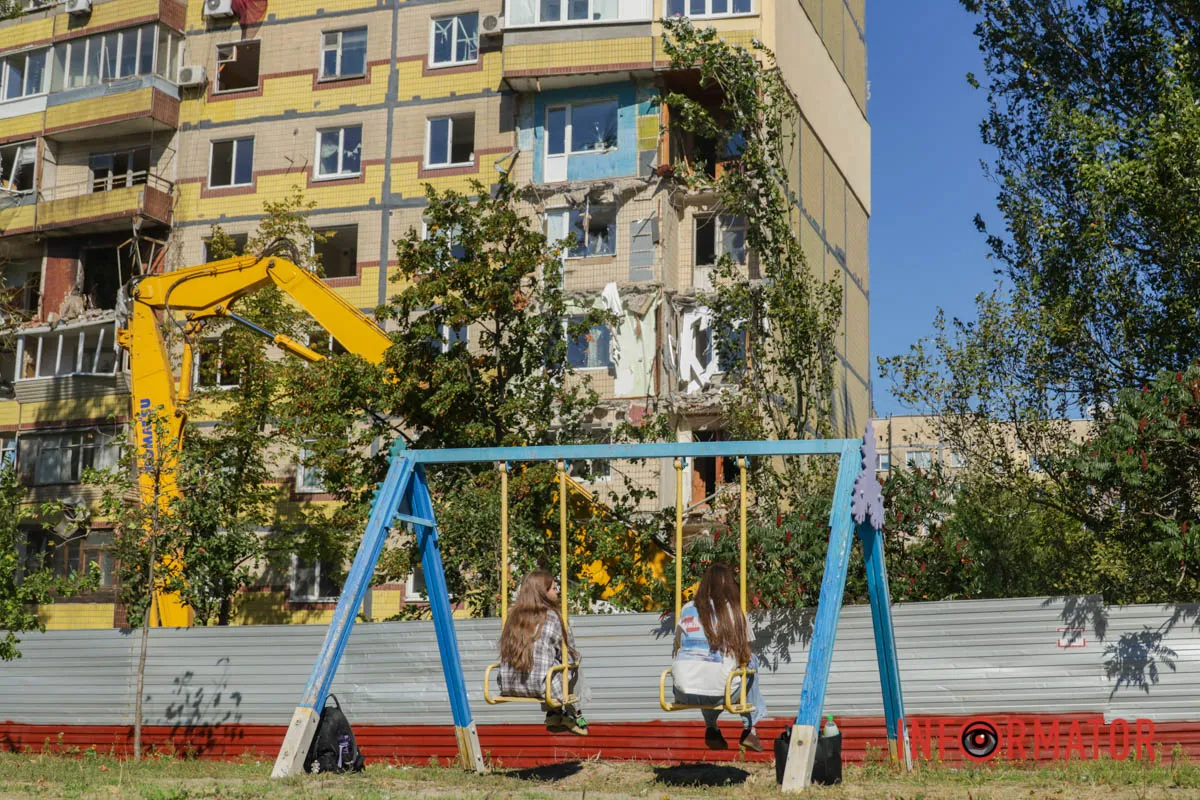 У Дніпрі на Набережній Перемоги стартував демонтаж частини дому, в який влучив російський дрон 27