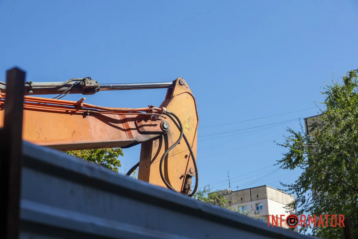 У Дніпрі на Набережній Перемоги стартував демонтаж частини дому, в який влучив російський дрон 26