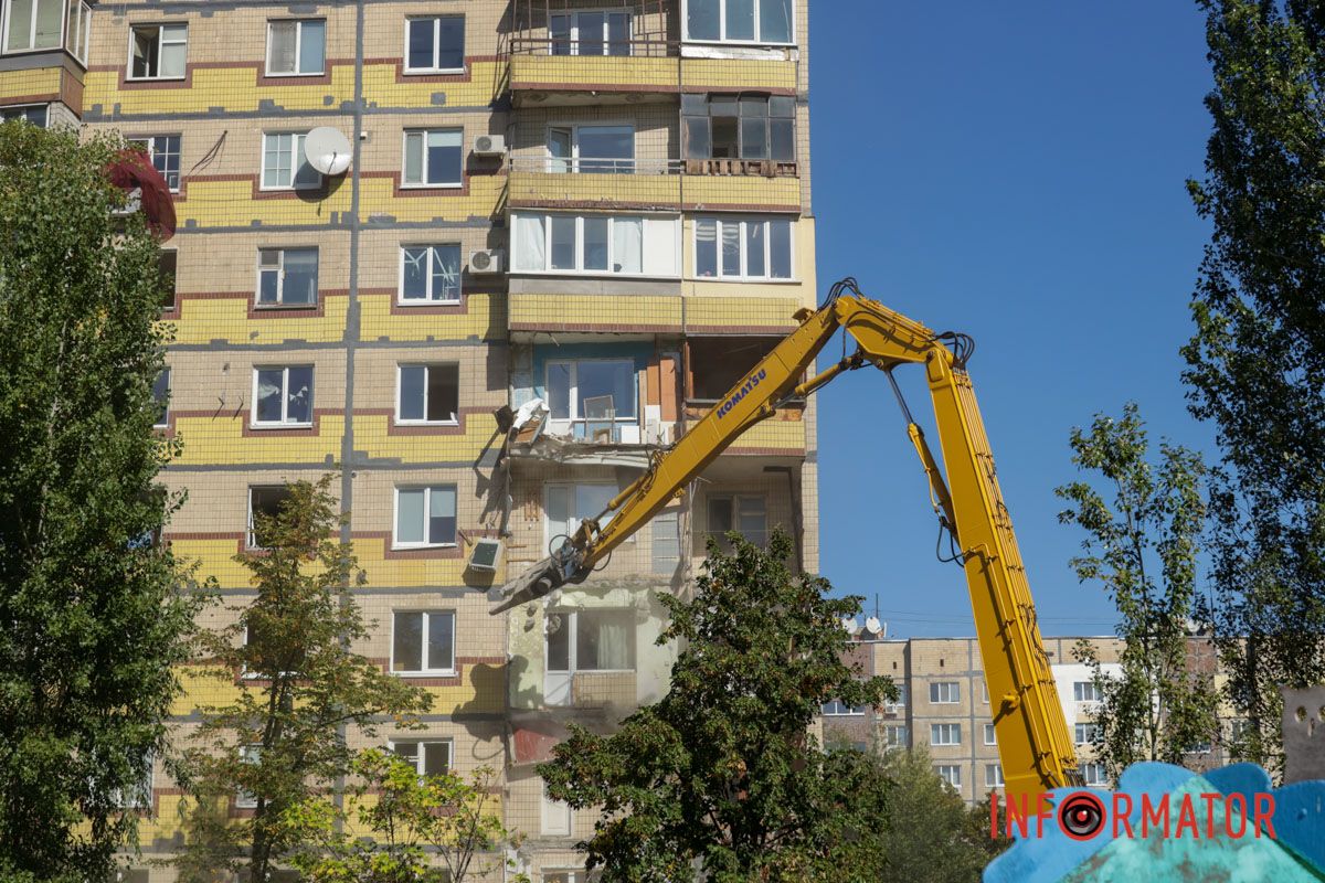 У Дніпрі на Набережній Перемоги стартував демонтаж частини дому, в який влучив російський дрон 47