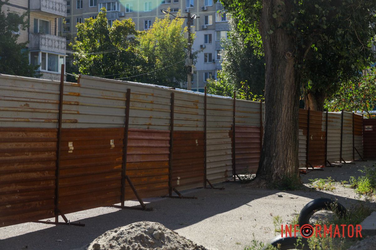 У Дніпрі на Набережній Перемоги стартував демонтаж частини дому, в який влучив російський дрон 40