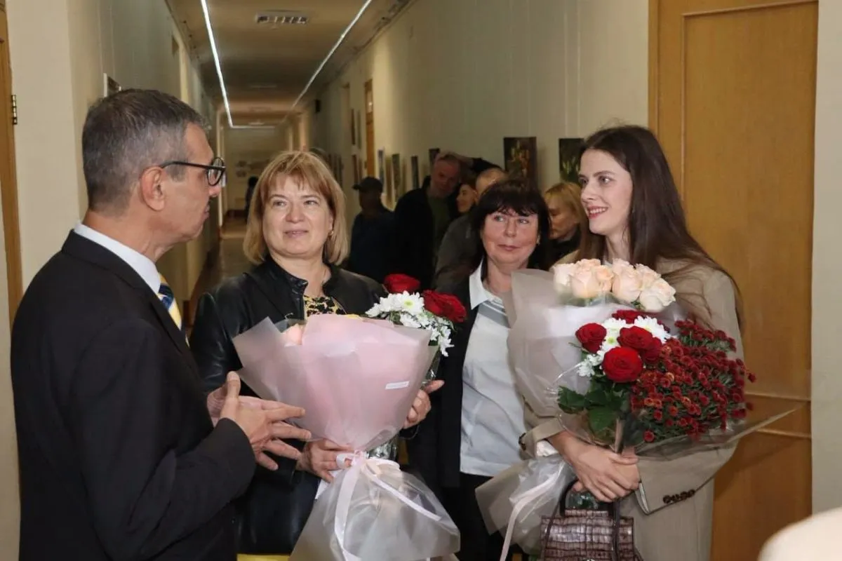 Головною метою візиту було відвідування виставки робіт її подруги – художниці Анжеліки Сльозки, а також спілкування з молоддю