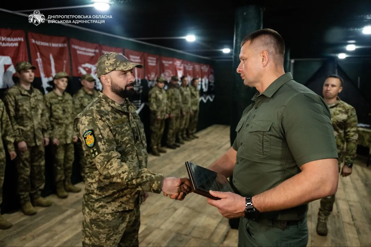 Также во время торжественных мероприятий 35 бойцам группировки войск «Юг» вручили областные знаки отличия
