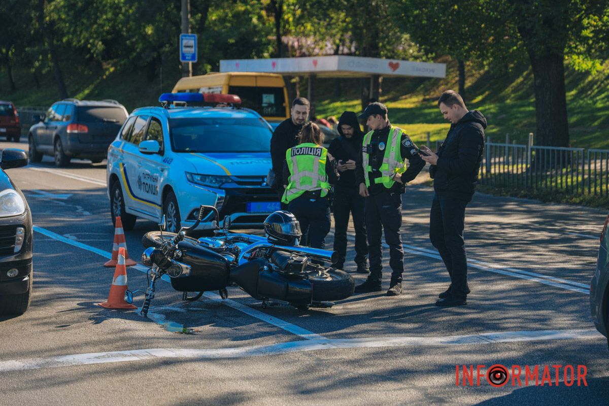 На дорозі лежить потрощений мотоцикл На дорозі лежить потрощений мотоцикл