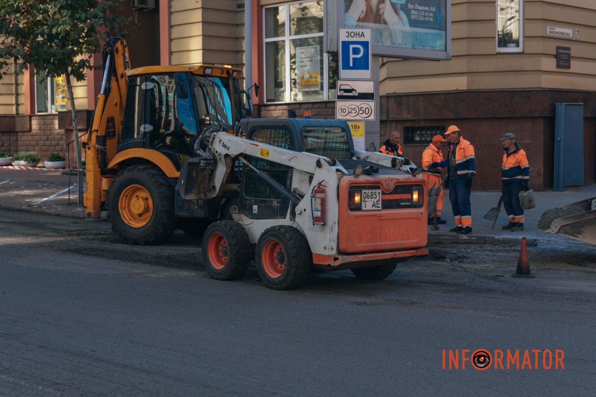 По периметру зоны выполнения работ должны установить ограждение с сигнальным освещением и временные дорожные знаки.