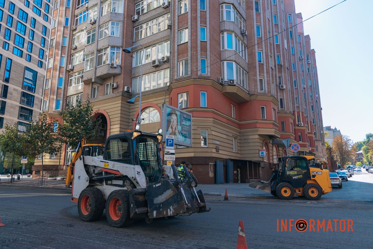 Впрочем, в начале недели коммунальщики только сняли изношенное дорожное покрытие.