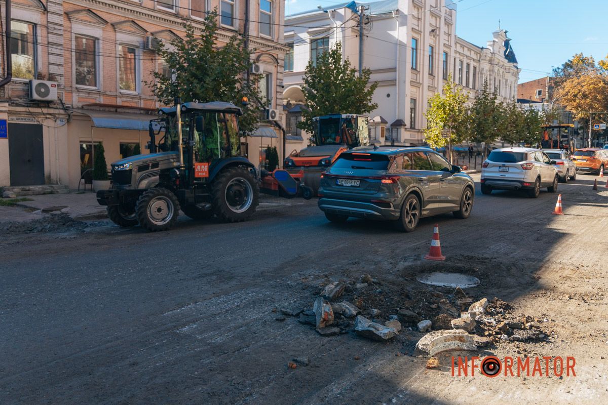 Бригады коммунальщиков готовят дорожное полотно.