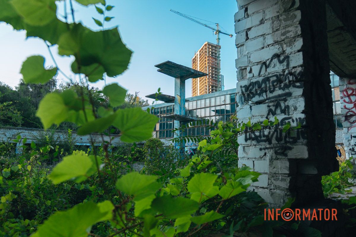 Як сьогодні виглядає занедбаний басейн «Інфізу» на Набережній Перемоги.