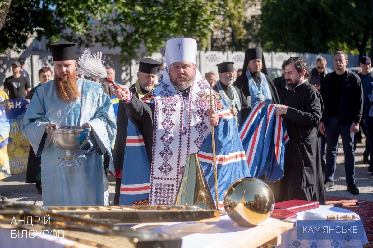 Хрест виконали у козацькому стилі